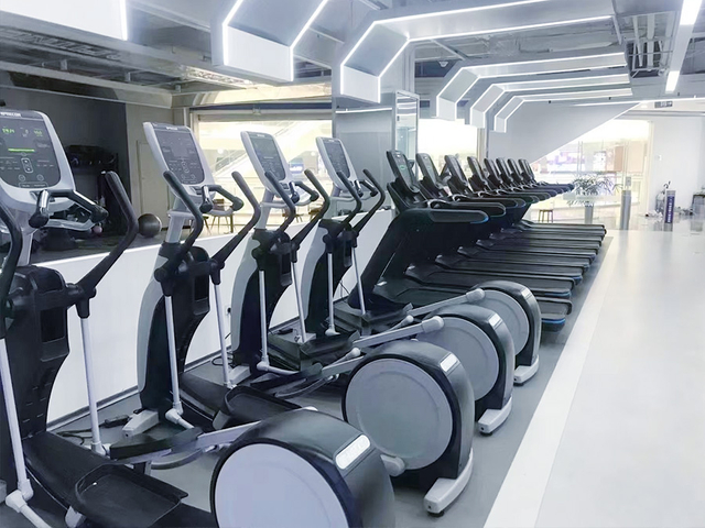 equipamentos de ginástica carregados com placas para hotéis