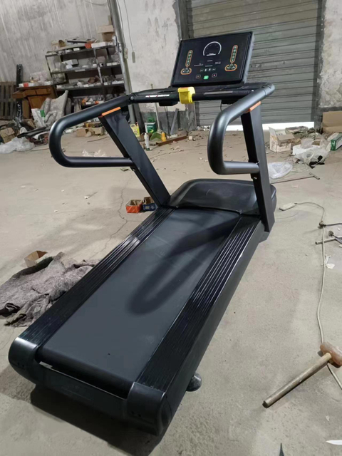 Esteira comercial LED MND-CC62A | Tela de 14,5', motor 3HP | MND FITNESS