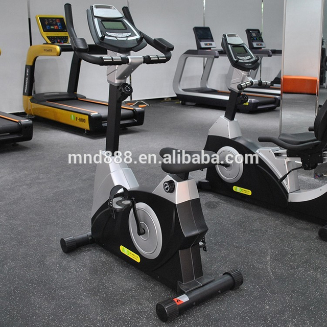 Bicicleta vertical comercial MND-CC03 | Espaço eficiente | MND FITNESS