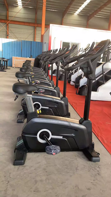 Bicicleta vertical comercial MND-CC10 | 32 níveis de resistência | MND FITNESS